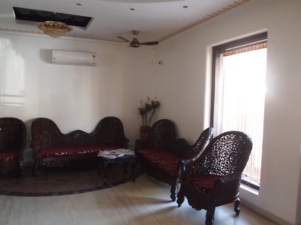 the lobby of the Nahargarh Haveli, where we spend hours reclining on the couches reading